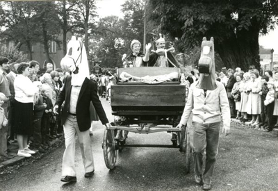 1095-40-0727 Tijdens het volksfeest werd het 'koningspaar' vervoerd op een wagen met bijzondere paarden ervoor. Op de ...