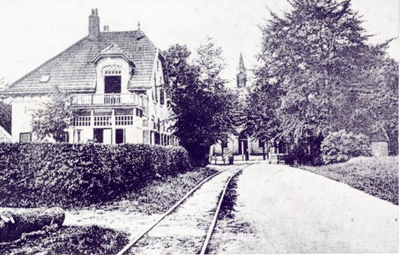 1095-40-0758 Zicht op de hervormde kerk. Links de woning en winkel van bakker Jansen