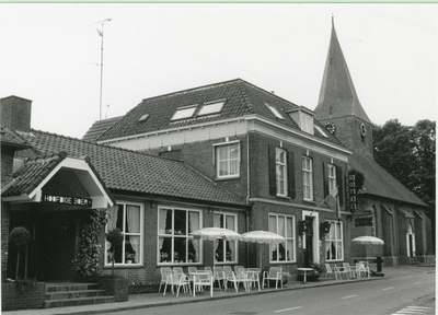 1095-40-0791 Hotel Cafè Restaurant De Hoofdige Boer bevindt zich naast de kerk