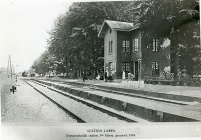 1095-40-0808 Het stationsgebouw Laren-Almen was er een in de 5e klasse. Het werd in 1863 gebouwd en buiten gebruik ...