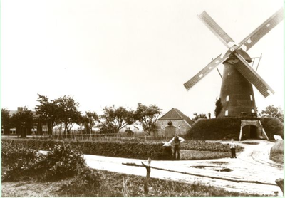 1095-40-0821 De korenmolen en het molenaarshuis. De molen werd gebouwd in ± 1860 en was in werking tot ongeveer 1910