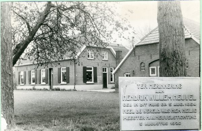 1095-40-0888 De vernieuwde boerderij Blauwhand, het geboortehuis van H.W. Heuvel. Inzet: de gevelsteen naast de keukendeur