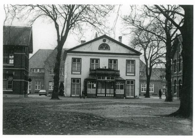 1095-40-0890 Gebouwen op de protestante opvoedingstehuis De Nederlandse Mettray.Midden in beeld hoofdgebouw, met ...