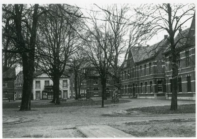 1095-40-0891 Op het terrein van de Nederlandse Mettray. In het midden hoofdgebouw 't Rijsselt, rechts de woonpaviljoens ...