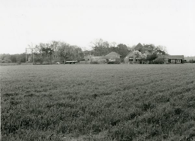 1095-40-0942 Boerderij Springop, met schuren en kippenhok