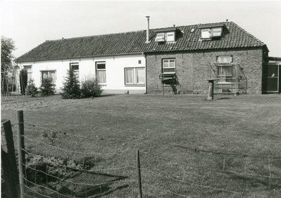 1095-40-0948 Deze woning staat aan de rand van een buurtje met negentiende-eeuwse huizen die De Flora wordt genoemd. ...