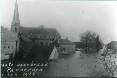 1095-41-607 Watersnood. Gezicht op het dorp Pannerden.