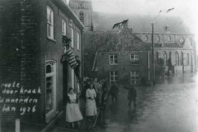 1095-41-608 Dijkdoorbraak en watersnood in Pannerden. Gezicht vanaf de Rijndijk met links het pand De Zwaan 