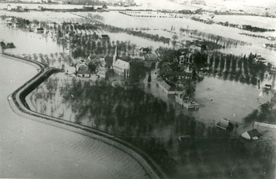 1095-41-609 Watersnood in Pannerden. Vooraan links kronkelt de Rijndijk. Rechts van de kerk zijn te herkennen het ...