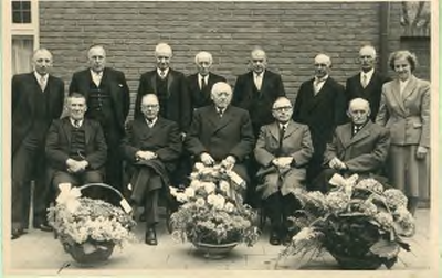 1095-44-012 50-jarig bestaan van de Boerenleenbank Duiven. Staand van links naar rechts: Cor Jansen (kassier), H. ...