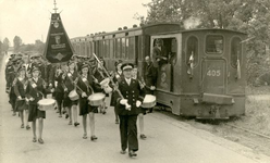 1095-5-015 Het muziekcorps van de Gelderse Tramwegen op weg naar de familie Wunderink van Den Bremer om hen te ...