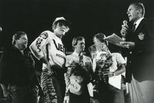 1220-252 Gerrit Wolsink in het Olympisch Stadion bij zijn afscheid als motorcrosser. Geheel links: wethouder Jan ...