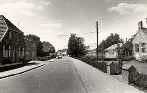 1262-0562 V.l.n.r.: Fam. H. Willemsen, de Ambachtstraat, fa. Putman, smid Kamperman. Op achtergrond: cr Janssen. Rechts ...