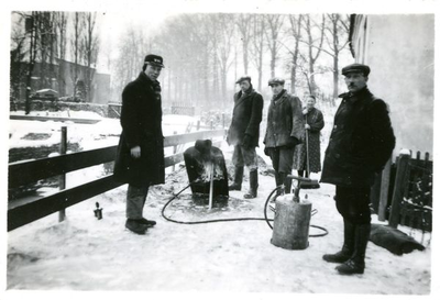 1-190 Het zoeken van een lek door medewerkers van de Waterleiding Oostelijk Gelderland met behulp van een ontdooiapparaat