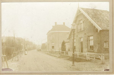 1545-003 Op de achtergrond schoorstenen van textielfabriek 'De Batavier'