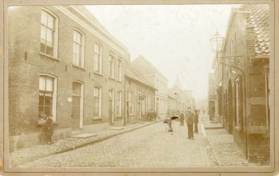 1545-007 Op de achtergrond vaag de toren van de hervormde Jacobskerk