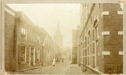 1545-008 Straatbeeld met kerk op achtergrond