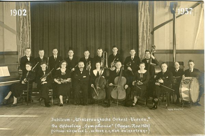 1545-012 Jubileum Winterswijksche Orkest Vereeniging. De afdeling Symphonie. Zittend vierde van links: dirigent C.A. Kok