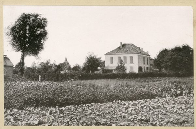 1545-021 Villa 'De Helderkamp', gelegen aan de (latere) Karel Doormanstraat. Op de achtergrond de toren van de ...