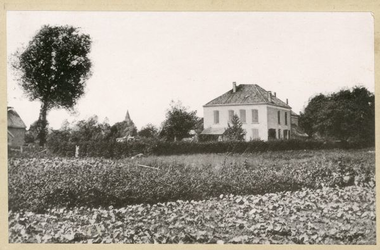 1545-021 Villa 'De Helderkamp', gelegen aan de (latere) Karel Doormanstraat. Op de achtergrond de toren van de ...