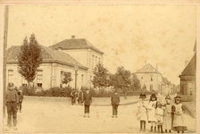 1545-025 Links de Gasthuisstraat met het 'rusthuis'