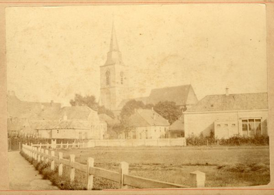 1545-028 'De schoolplaats'. Hervormde Jacobskerk. Rechts: school C