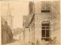 1545-030 Straatbeeld met kerk op achtergrond