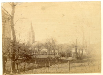 1545-032 Hervormde Jacobskerk vanuit zuidelijke richting. Standplaats van de fotograaf: Willinkstraat. Links nog net ...