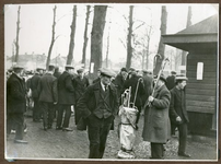 1570-003 Een verkoper van wandelstokken op de veemarkt