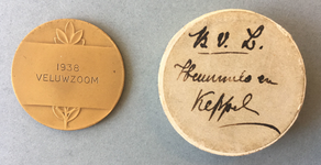 7 Penning met opschrift: '1938 Veluwezoom'. Op het doosje: 'B.v.L. Hummelo en Keppel', 1938