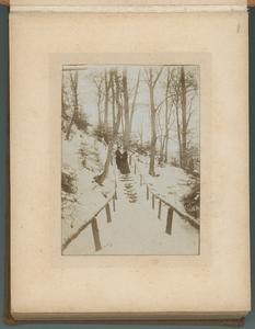 283-0002 Vier mensen op trap in besneeuwd bos of park, 1901-1910