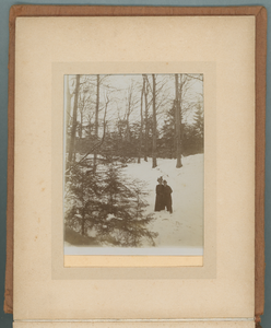 283-0003 Twee mensen in besneeuwd bos of park, 1901-1910