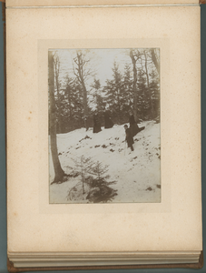 283-0004 Vier mensen in besneeuwd bos of park, 1901-1910