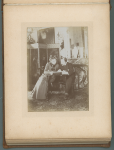 283-0006 Anna van Voorst tot Voorst (1878-1938) en haar echtgenoot Adolphus van Hugenpoth tot Aerdt (1863-1913) kijken ...