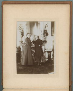 283-0007 Anna van Voorst tot Voorst (1878-1938) en haar echtgenoot Adolphus van Hugenpoth tot Aerdt (1863-1913) staan ...