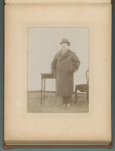 283-0008 Adolphus van Hugenpoth tot Aerdt (1863-1913) in pak met bolhoed en wandelstok, 1901-1910
