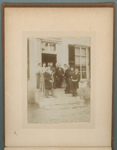 283-0011 Familieleden poseren voor de entree van een landhuis, 1901-1910