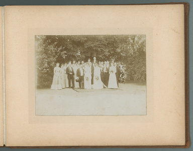 283-0012 Familieleden in feestkleding, waarschijnlijk ter gelegenheid van een huwelijk, 1901-1910