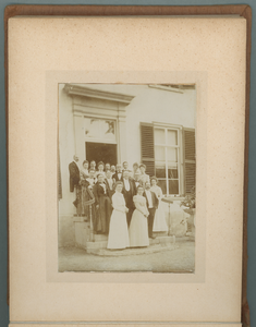 283-0013 Familieleden poseren voor de entree van een landhuis, 1901-1910