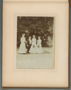 283-0014 Drie vrouwen en een man in feestelijke kledij, 1901-1910