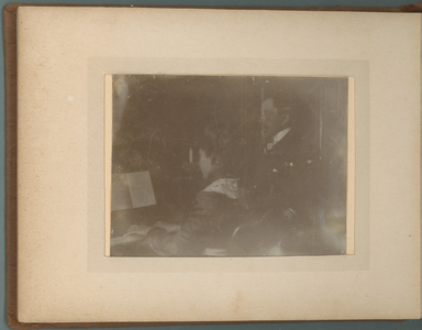 283-0015 Een vrouw speelt piano terwijl een man naast haar staat, 1901-1910
