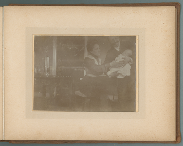 283-0016 Een lachende man en vrouw met een baby, 1902-1905