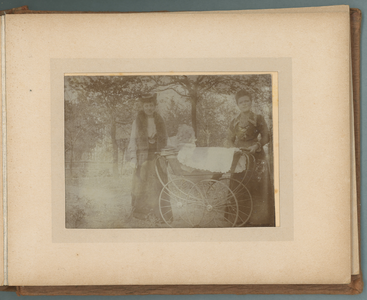 283-0018 Twee vrouwen met een baby in een kinderwagen in een park, 1902-1905