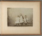 283-0024 Twee meisjes en een jongen, 1905-1910