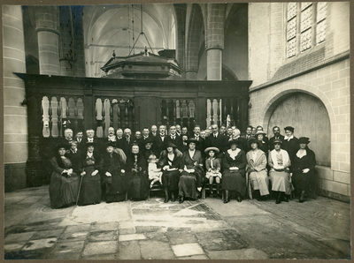 184.04-0020 Groepsportret in kerk, 1875-1915