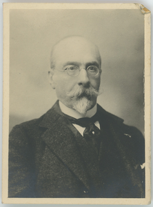 112-0033 Portret van man in pak met een bril op, 1880-1940