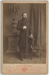 112-0036 Portret van een man in pak met lange jas aan , 1872 - 1902