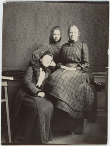 112-0004 Drie vrouwen in een interieur, 1880-1940