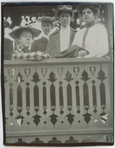 112-0005 Vier vrouwen op een balustrade, 1880-1940