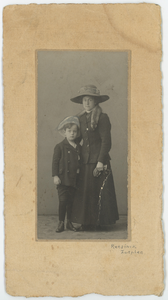 112-0008 Portret van een vrouw en jongen, 1880-1913